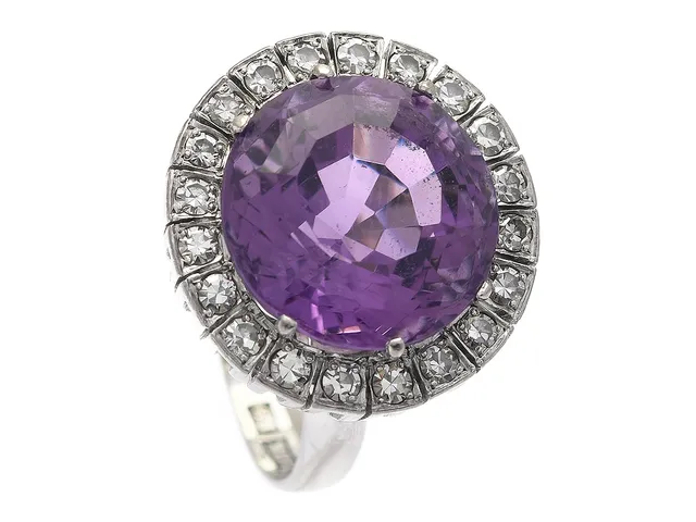 RING, 18K vitguld, ametist ca 9,0 ct, 20 åttkantslipade diamanter ca 0,60 ctv, ca W(H)/VS, Andersson & Hedberg Karlstad 1965, stl 16,75 mm, vikt 9,1 g