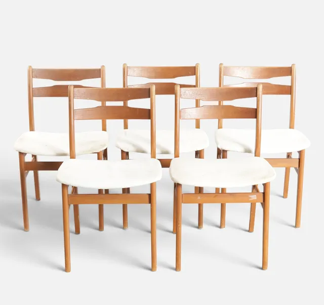 Sæt på fem spisestole med kopstykke af teak, stel af bøg, sæder betrukket med lyst møbelstof. Dansk møbeldesign, 1960-70'erne (5).