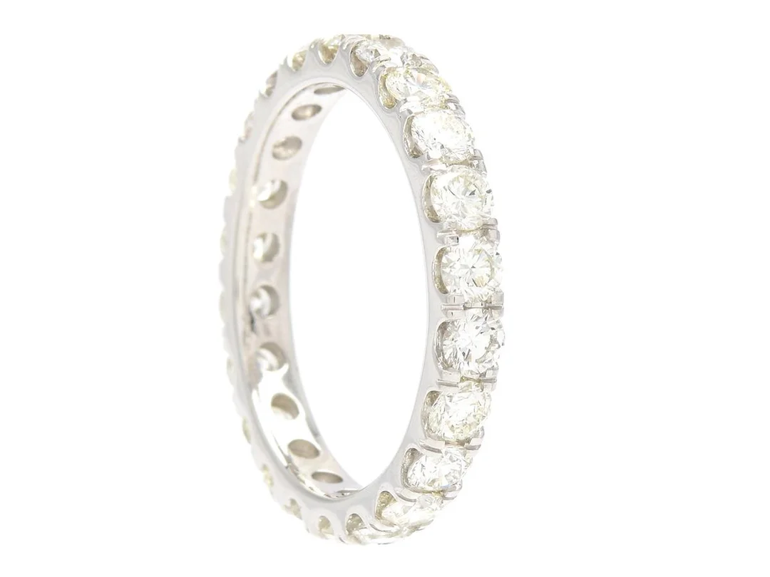 HELALLIANSRING, 18K vitguld, 22 briljantslipade diamanter ca 1,89 ctv, ca TW-TCr/VVS-VS, storlek 17,25 mm, vikt 3,2 g, enstaka diamanter med mindre nagg på kulett. — Smycken/Alliansring — Kaplans