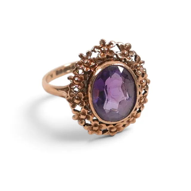 A 9CT YELLOW GOLD AMETHYST RING.
