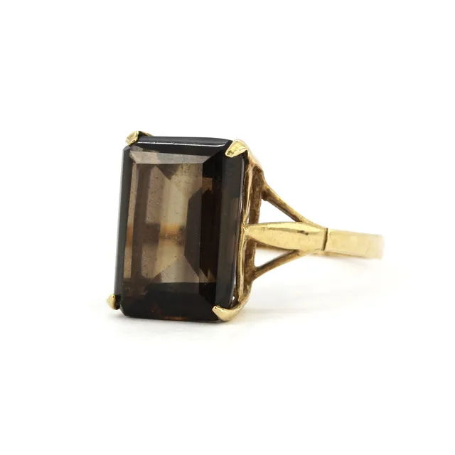 A 9CT YELLOW GOLD SMOKEY QUARTZ SET RING.