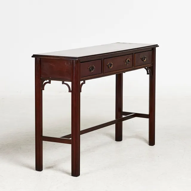SIDEBOARD, 1900-talets andra hälft, mahogny, tre draglådor, skurna dekorelement.