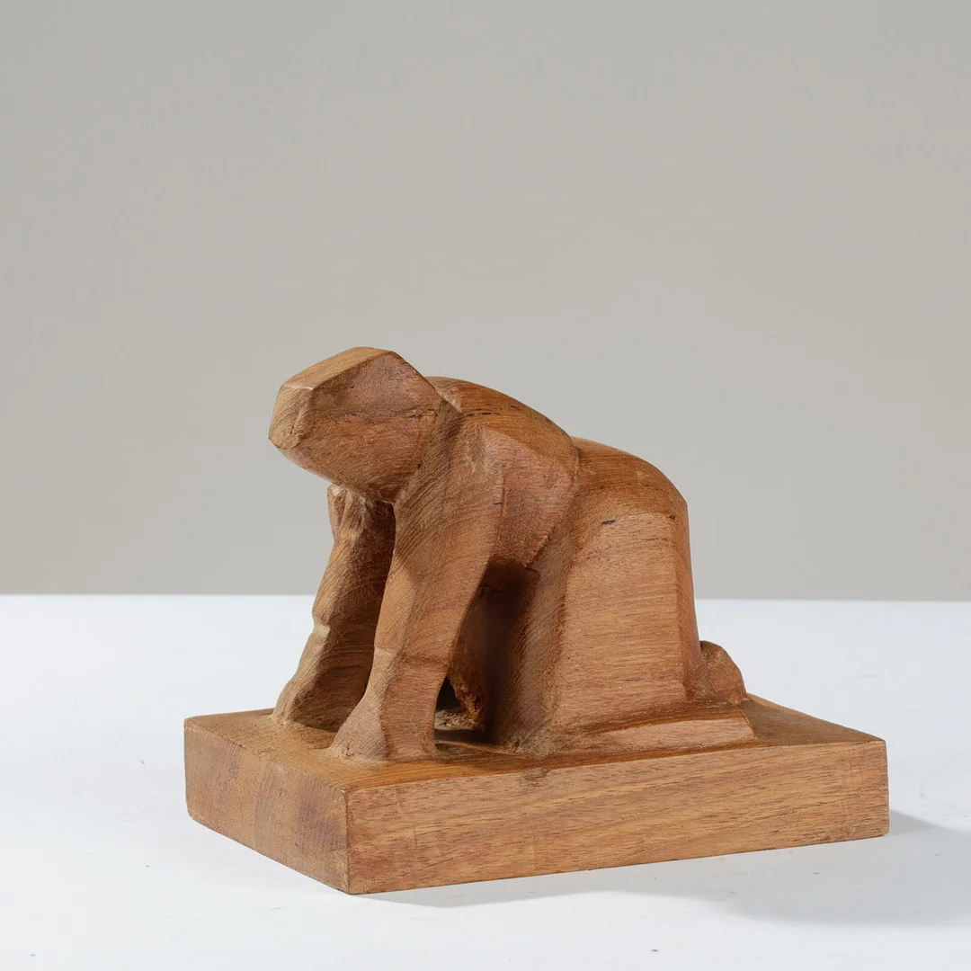 Skulptur af massivt teaktræ forestillende knælende figurskikkelse, antageligt udført af dansk billedhugger i 1900-tallets anden halvdel. — Sculptures & Bronzes — Palsgaard Kunstauktioner