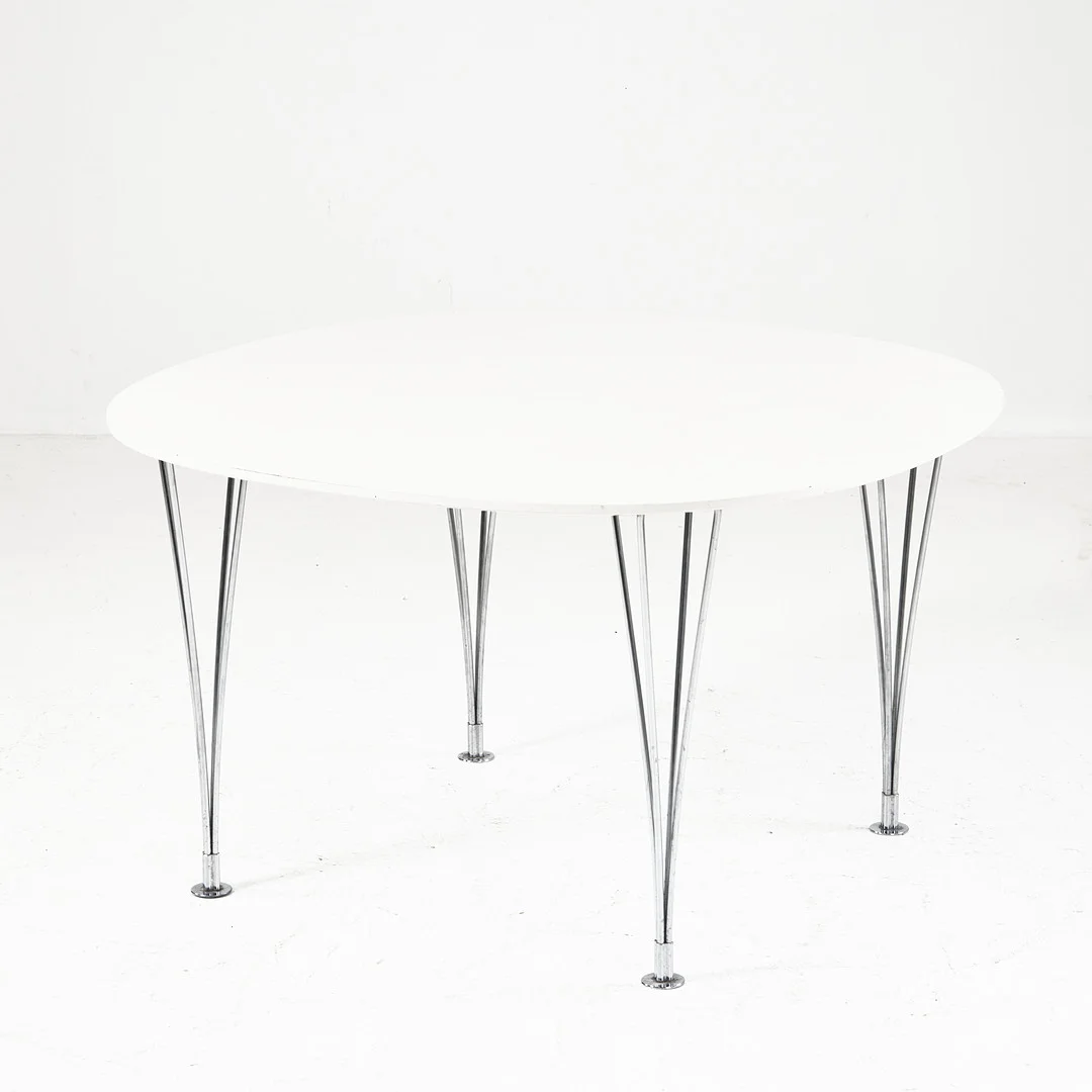 BRUNO MATHSSON & PIET HEIN. ”Supercirkel”, matbord, Mathsson International AB, Värnamo, vit laminat, kromade spännben. — Tables — Stockholms Auktionsverk Magasin 5
