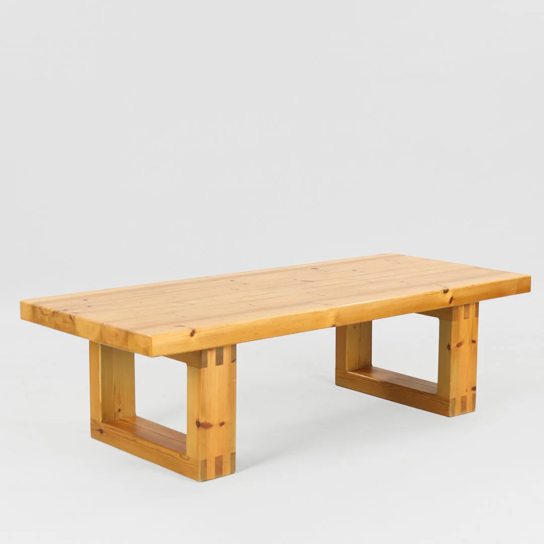 Sofabord af massivt lakeret fyrretræ, skandinavisk møbelproducent, ca. 1970'erne. — Coffee Tables — Palsgaard Kunstauktioner