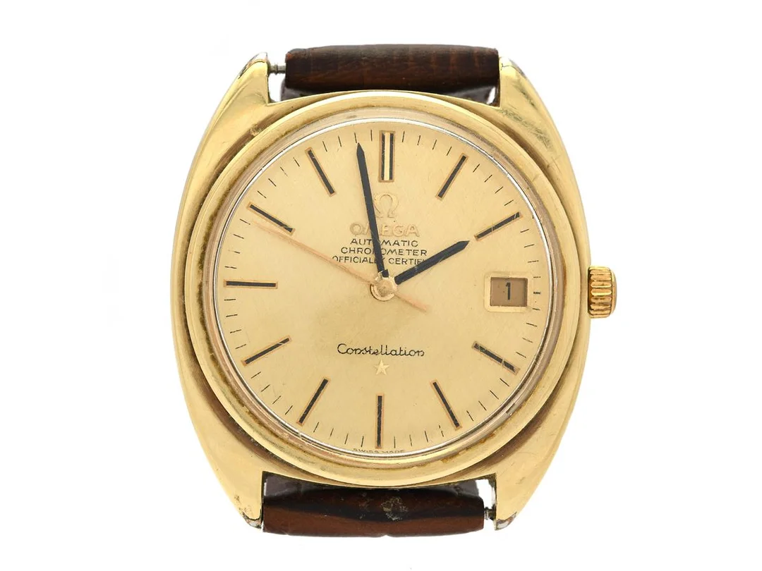 OMEGA, Constellation, "C", Chronometer, Cal 564, Serie nr. 26323693, Ref nr. CD 168.0017, Boett nr. 168.017 SP (K.B), herrur, 35 mm, guld på stål, automatisk, plexiglas, datum, defekt (akut servicebehov), läderband, ca 1968. — Klockor/Omega — Kaplans