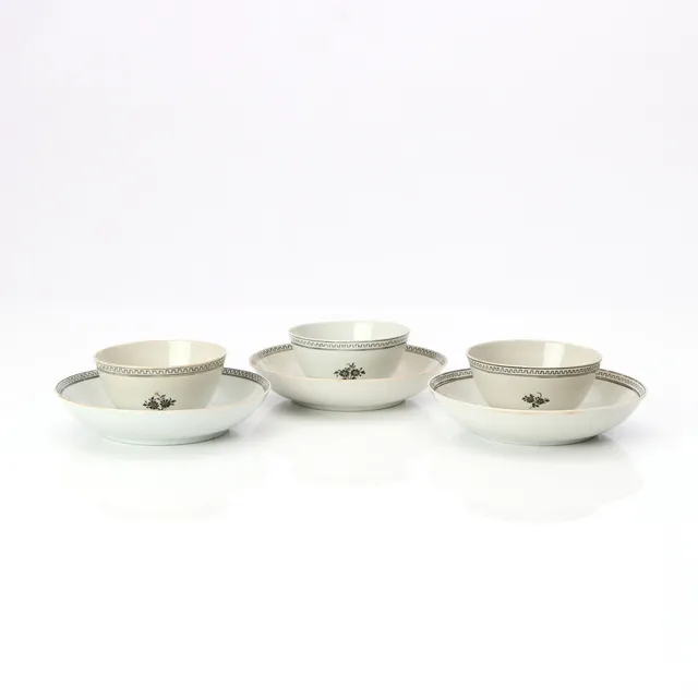 KOPPAR MED FAT, TRE ST. Porslin. Kina, 1800-tal.
