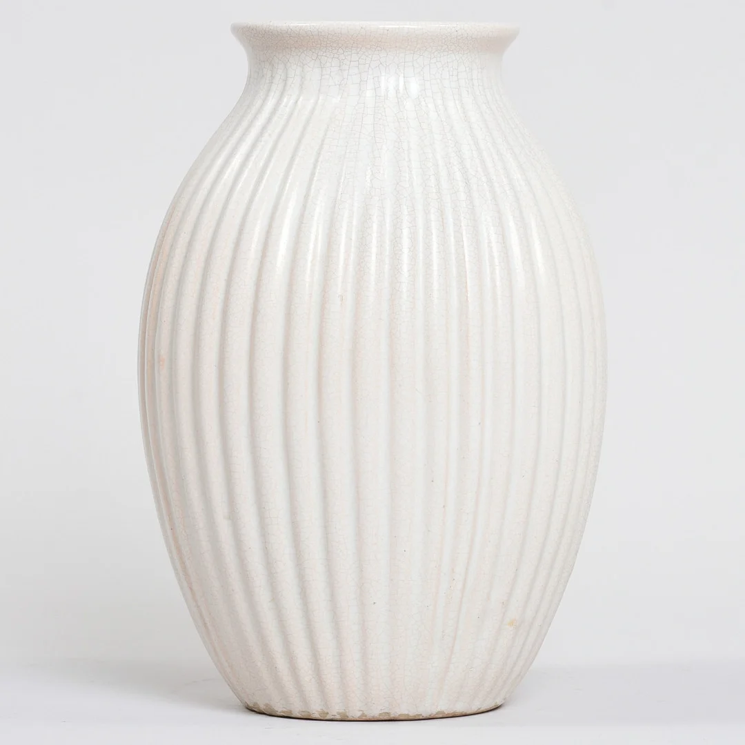 MICHAEL ANDERSEN. Riflet vase med hvid krakeleret glasering nr. 4501. Danmark, 1940'erne. — European — Sørensen Auktioner