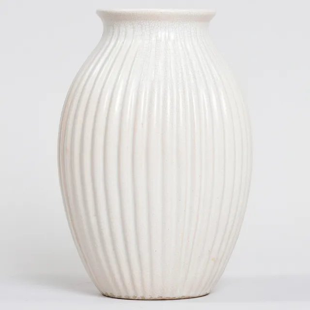 MICHAEL ANDERSEN. Riflet vase med hvid krakeleret glasering nr. 4501. Danmark, 1940'erne.