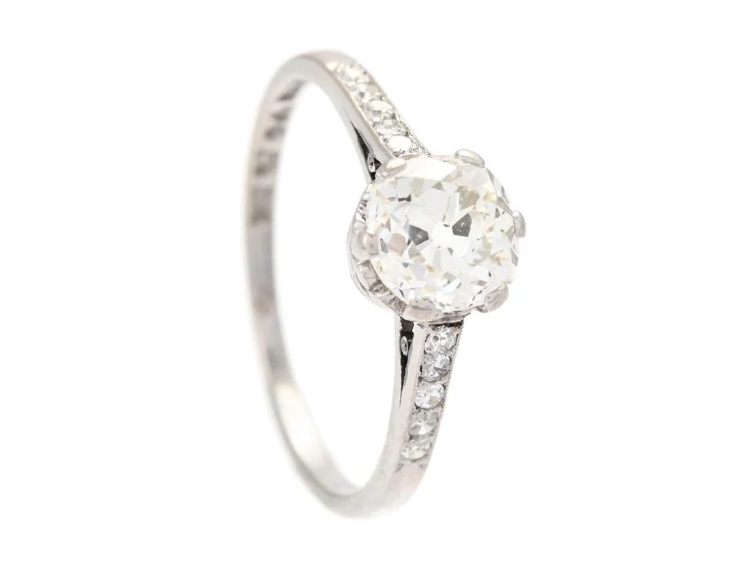 DAVID ANDERSEN & CO, ring, platina, antikslipad diamant ca 1,20 ct, ca Cr(J)/VS2, 10 åttkantslipade diamanter ca 0,10 ctv, Stockholm 1928, stl 18 mm, vikt 3,0 g, mittstenen har små nagg, enstaka sidostenar har nagg och skador, etui. — Smycken/Ring — Kaplans