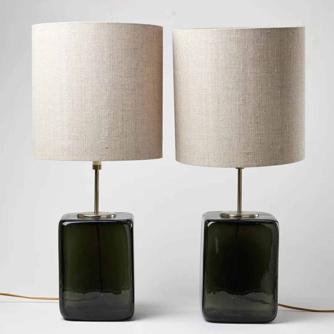 PER LÜTKEN. "Kubus", bordslampor, ett par för Holmegaard, olivgrön glasmassa. — Table Lamps — Stockholms Auktionsverk Fine Art