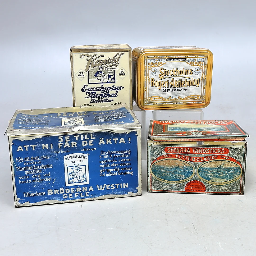 PLÅTBURKAR, 4 st, bla "Svenska Tändsticksaktiebolaget" & "Stockholms Bageri Aktiebolag", 1900-tal. — Miscellaneous — Auktionshuset Kolonn