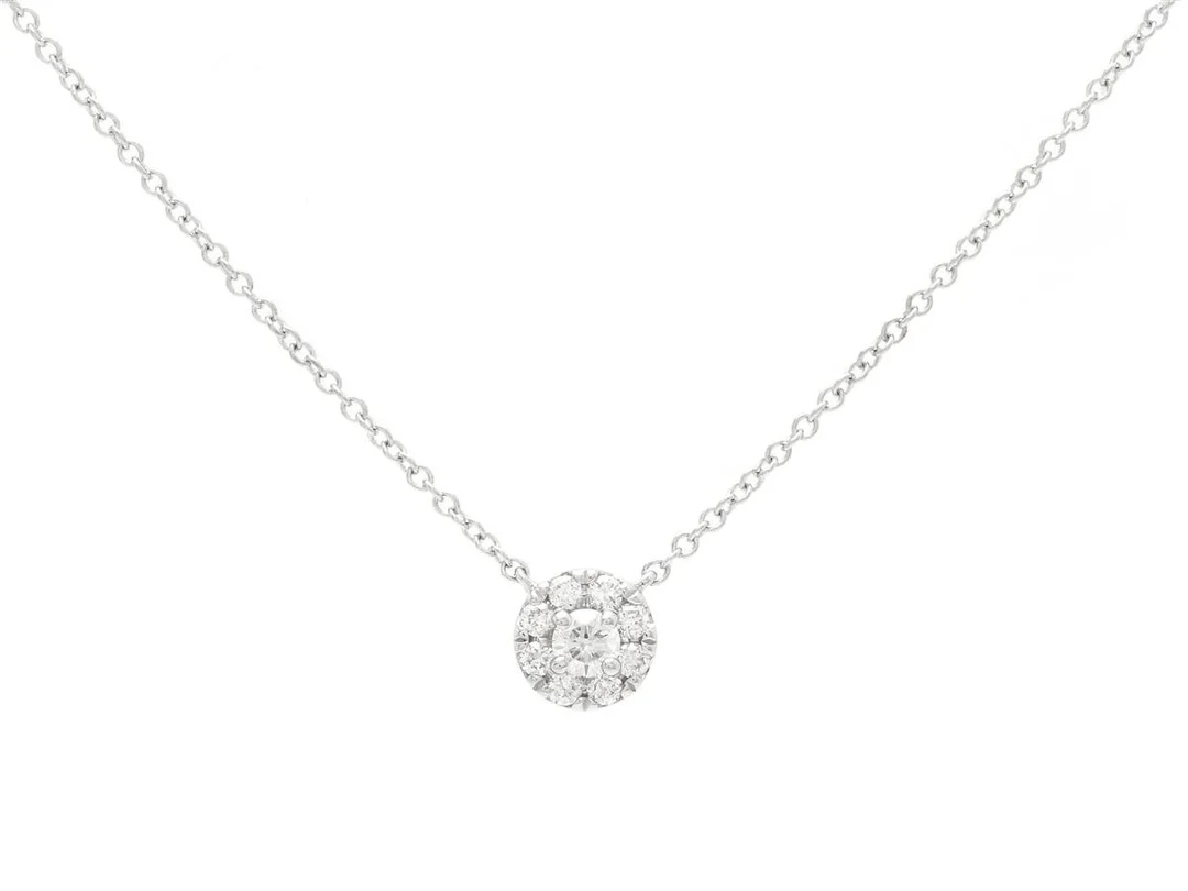 COLLIER, 18K vitguld, 9 briljantslipade diamanter ca 0,17 ctv, varav mittstenen ca 0,08 ct, ca TW-W/VVS-VS, längd 39,5/42 cm, vikt 2,0 g. — Smycken/Collier — Kaplans
