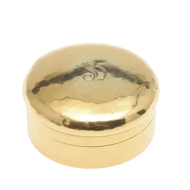 AN 18CT GOLD PILL BOX BY TIFFANY.