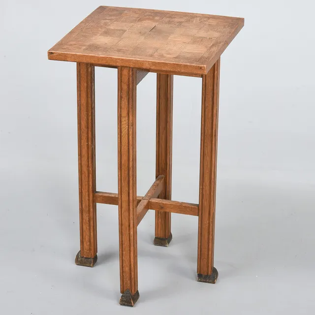 PIEDESTAL / SIDEBORD af eg. Arts and Crafts. Starten af 1900-tallet.