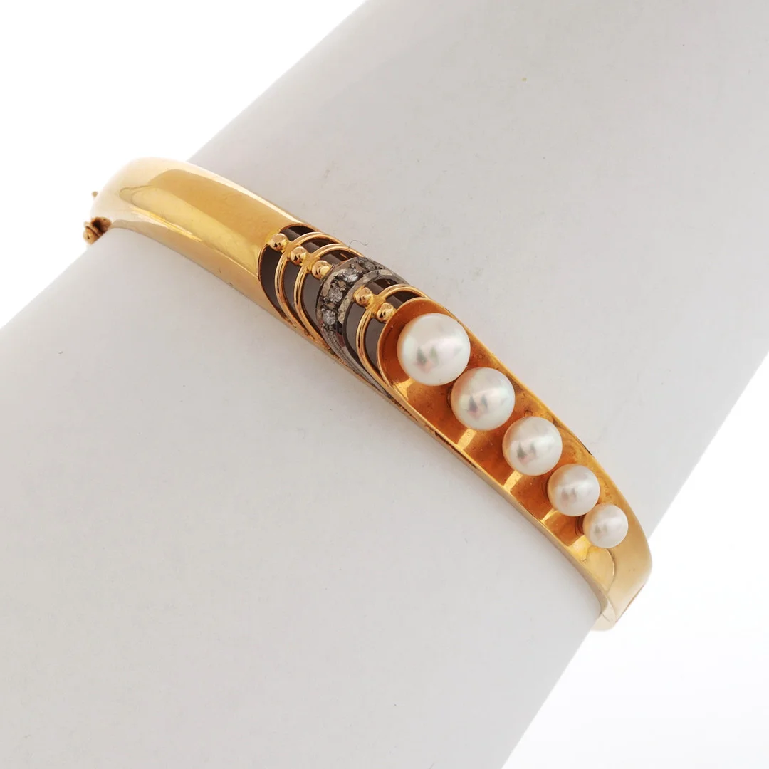ARMRING med pärlor samt vita stenar, guld 18k, totalvikt 15,92 gram. — Bracelets — Växjö Auktionskammare