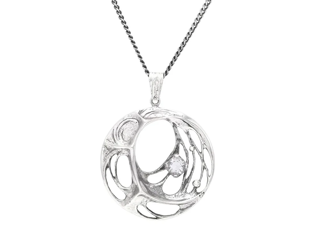 KARL LAINE, hänge med kedja, sterlingsilver, "Spiderweb", Sten & Laine, Finland, längd ca 50 cm, vikt 17 g. — Smycken/Hänge med kedja — Kaplans