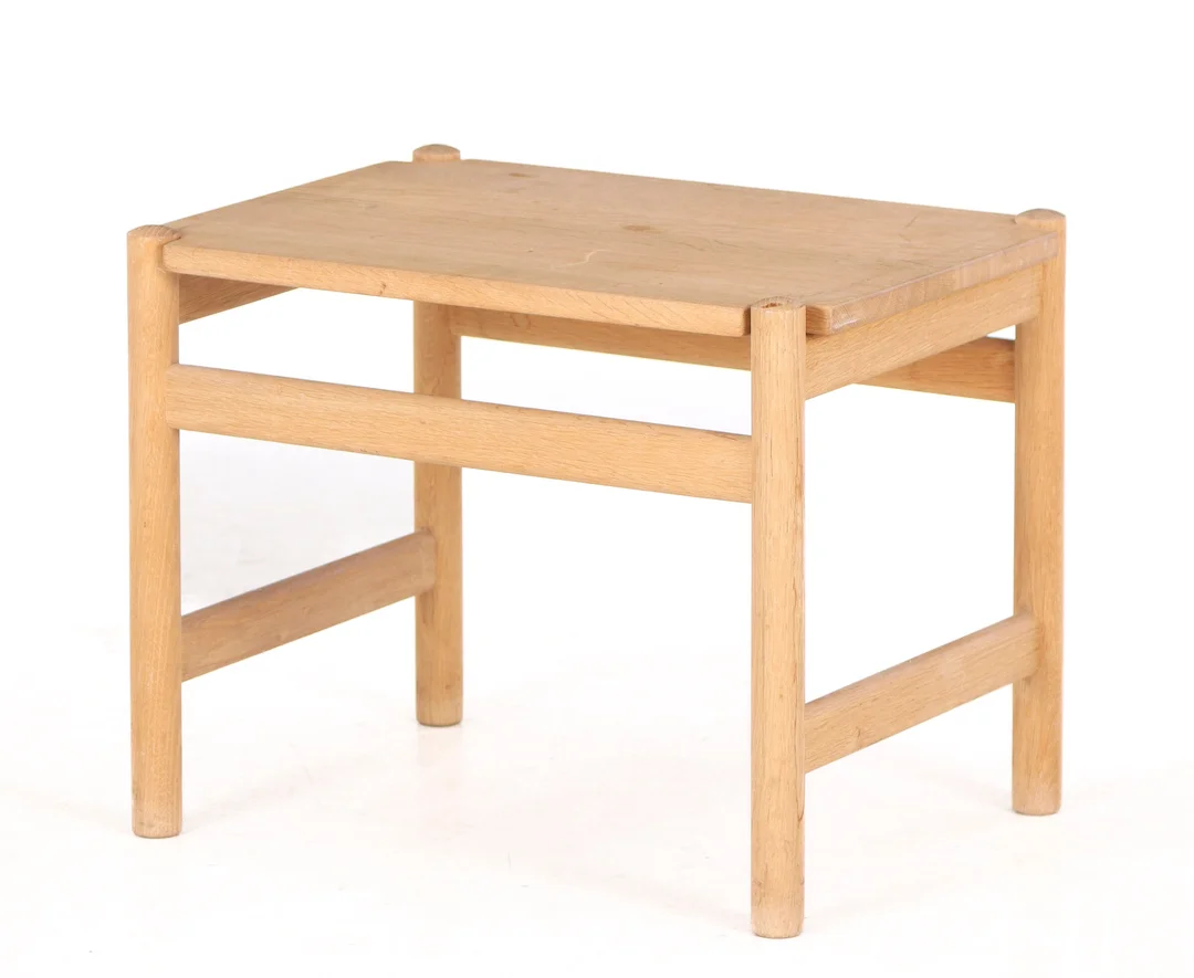 Hans J. Wegner. Side table / bedside table made of oak — Furniture/Coffee tables, occasional tables — Lauritz