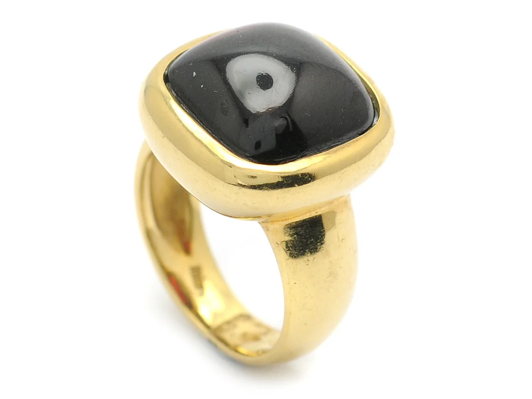 RING, 18K guld, cabochonslipad granat, stl 16,75 mm, vikt 11,8 g. — Smycken/Ring — Kaplans