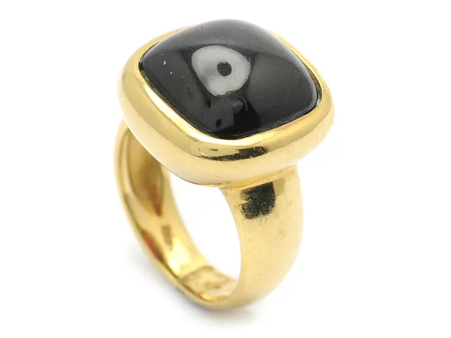 RING, 18K guld, cabochonslipad granat, stl 16,75 mm, vikt 11,8 g.