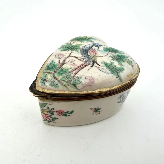 LOCKDOSA, 1700/1800-tal, troligen Holland, porslin, hjärtformad, dekor av blomster, insekter och exotisk fågel.