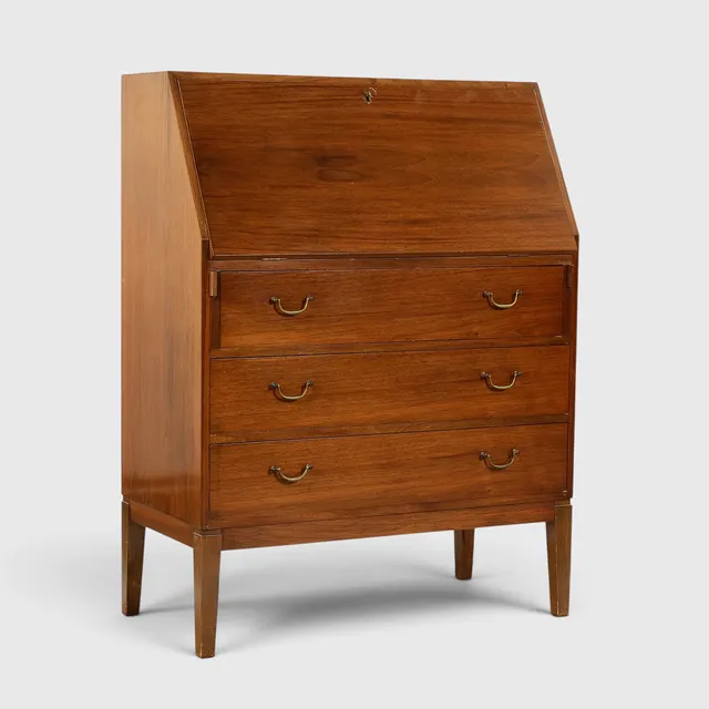 DANSK MØBELDESIGN. Chatol af mahogni, front med skriveklap og skuffer, 1900-tallets midte.