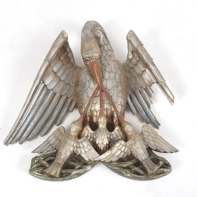 VÄGGSKULPTUR, örnfamilj, bemålat trä. 1900-tal.