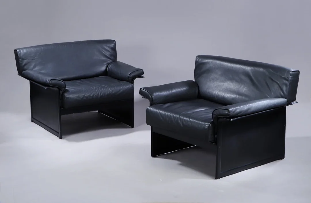Tito Agnoli for Matteo Grassi. Two lounge chairs, model ‘Korium’ upholstered in black harness leather (2) — Furniture/Lounge chairs — Lauritz