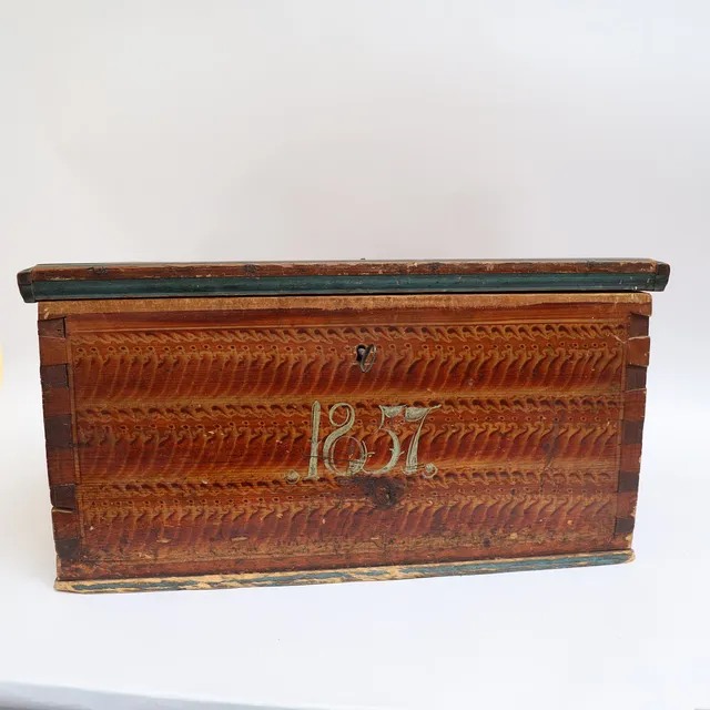 SKRIN, allmoge, daterat 1857, originalmålat, med uppfällbart lock.