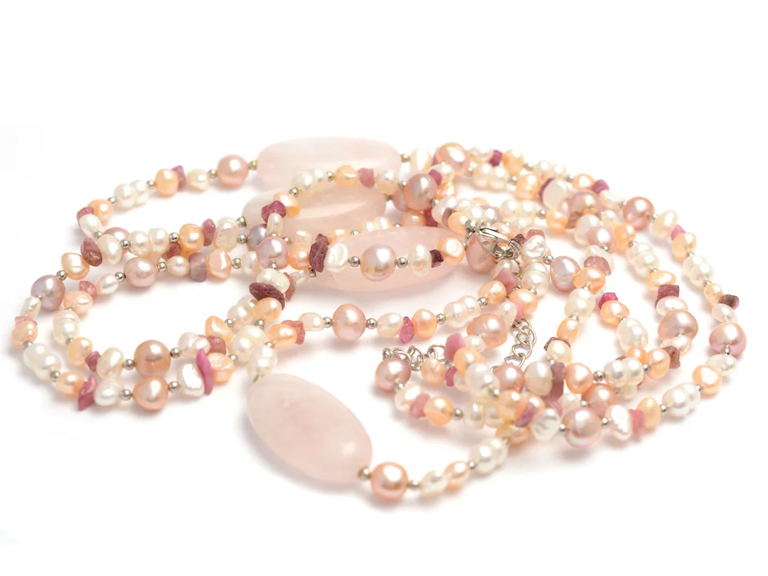 PÄRLCOLLIER, odlade sötvattenspärlor, vita, färgade rosa, rosenkvarts, rosa stenar, 2-radig, längd 60-66 cm, lås och detaljer i vitmetall. — Smycken/Pärlcollier — Kaplans