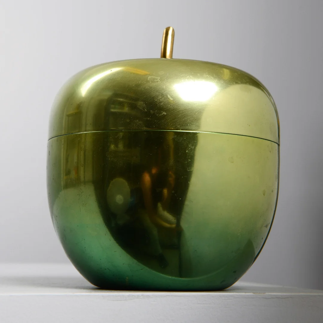 ETTORE SOTTSASS. Ishink, "Äpple", Italien, 1900-talets andra del. — Other metals — Formstad Auktioner