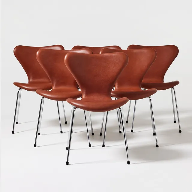 ARNE JACOBSEN. "Sjuan", stolar, sex stycken, modellnummer 3107, Fritz Hansen, Danmark, formgivna 1955, klädda i brunt läder, förkromat stål.