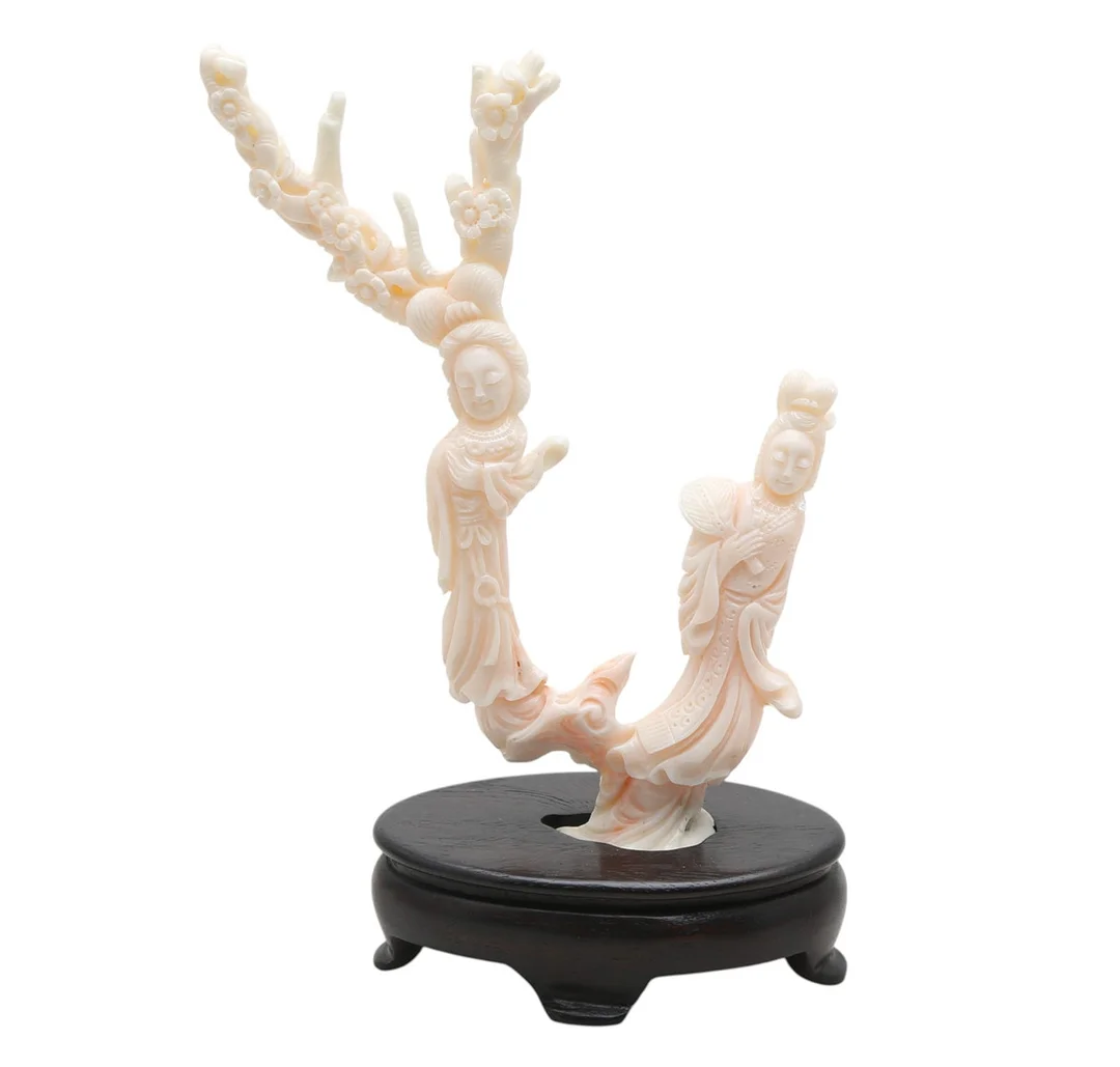 CHINESE SCHOOL, LATE 20TH CENTURY. “Ladies”, sculpture in “angel skin” coral, early decades of the 20th Century. — Jade — Balclis