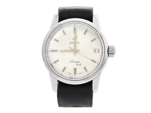ENICAR, Sherpa Date (T Swiss Made T), "Compressor Case", Cal A-R 1141, Serie nr. 933975, Boett nr. 140-33-01/2342, herrur, 34,5 mm, stål, manuell, plexiglas, datum, skadad urtavla, servciebehov, läderband, ca 1965.
