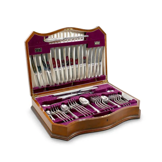 A SILVER PLATED CANTEEN OF CUTLERY.
