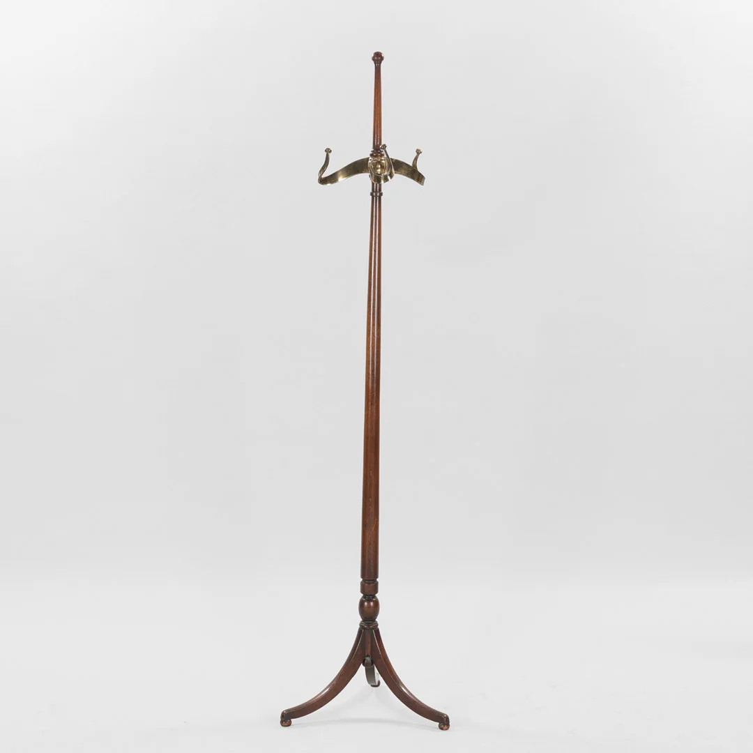 Stumtjener af mahogni med tre arme af messing, Skønvirke, 1910/1920'erne. — Other — Palsgaard Kunstauktioner