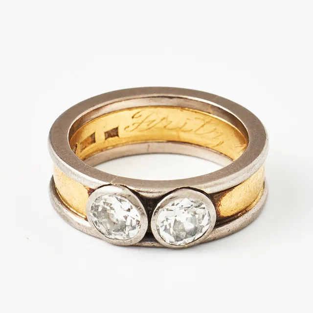 RING, 23 k guld, 2 gammalslipade diamanter ca 0,60 ct/st, i 18 k vitguldsmontering.