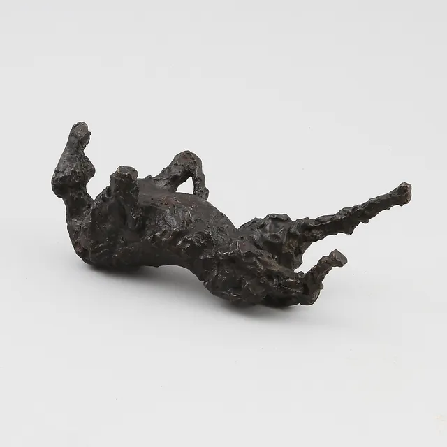 ASMUND ARLE (1918-1990). Skulptur i form av liggande häst, mörkpatinerad brons.