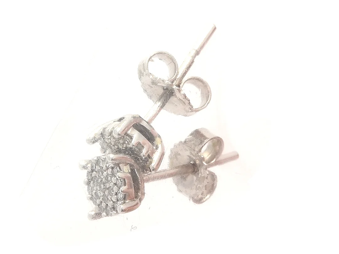 Örhängen ett par 18K vitguld 1,1g med diamanter 42xca0,005ct, totalt ca0,21ct — Smycken/Örhängen — Kaplans