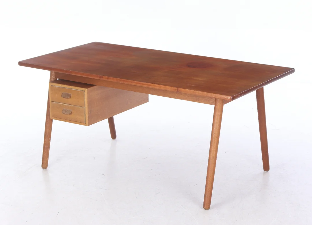 Poul M. Volther. Freestanding desk of teak and oak, model C. 35, 1950s — Furniture/Office furniture — Lauritz