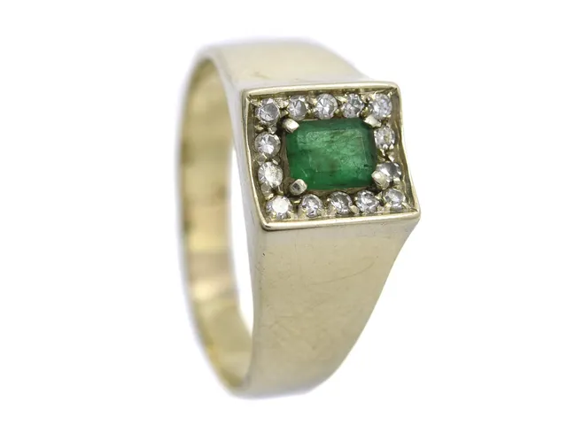 RING, 18K vitguld. 1 smaragdslipad smaragd, 15 åttkantslipade diamanter 0,16 ctv, enligt gravyr, stl 17,50 mm, vikt 4,6 g, storleksändrad, smaragd med inneslutningar som når ytan.