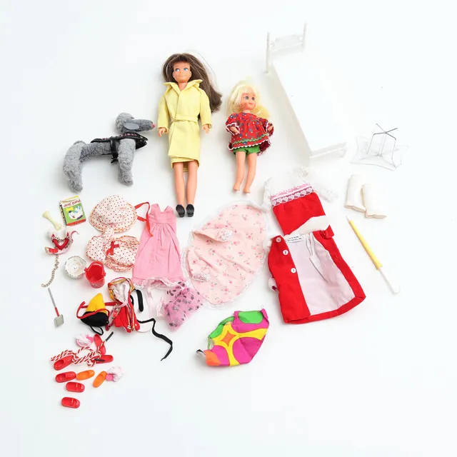 MATTEL INC. "Skipper", "Tutti" med kläder och accessoarer, 1960/70-tal.