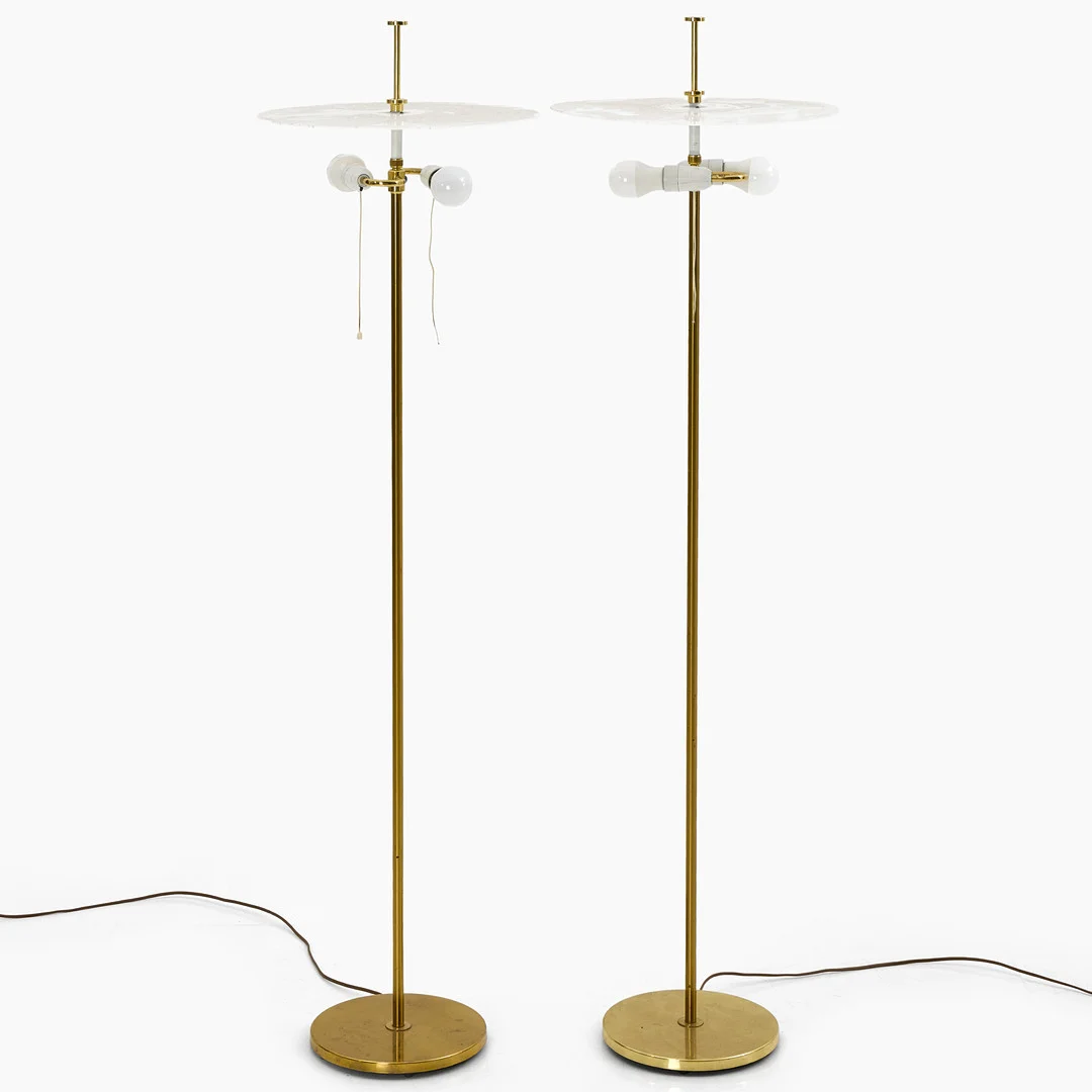 GOLVLAMPOR, 1 par, 1970-tal, fot av mässing, textilklädda skärmar. — Floor lights — Crafoord Auktioner Stockholm