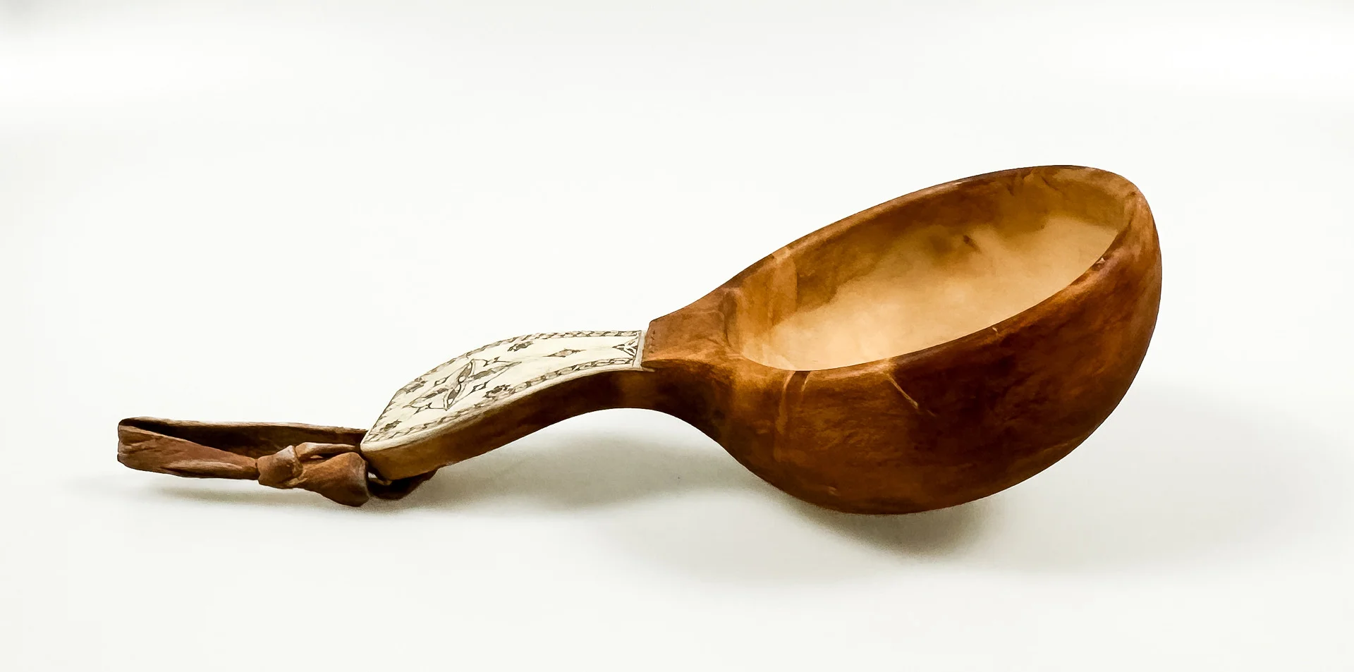 ANDERS FANKKI. KÅSA, trä, ben, signerad A.F, sameslöjd. — Sami Arts & Crafts — Auktionshuset STO Bohuslän