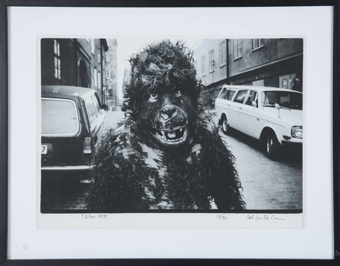 CARL JOHAN DE GEER (FÖDD 1938). "Tårtan", självporträtt, 1972, fotografi, signerad Carl Johan De Geer samt numrerad 13/30. — Photography — Stockholms Auktionsverk Sickla