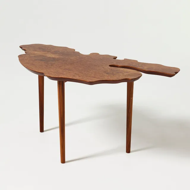 MICHAEL ANASTASSIADES. "Archipelago Lidingö", bord, Firma Svenskt Tenn, underrede i valnöt, oregelbunden bordsskiva fanerad med almrot.