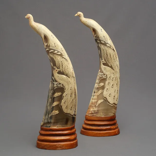 BUFFELHORN, 2 st, skulpterade, i form av påfåglar, orientaliska, 1900-tal.