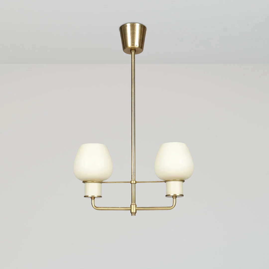 BENT KARLBY. TILSKREVET. Lyfa loftslampe af messing med to kupler af opalglas, 1950'erne. — Ceiling lights — Palsgaard Kunstauktioner