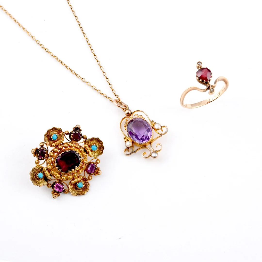 AN AMETHYST AND GOLD PENDANT. — Brooches & Pendants — Lawrences Auctioneers