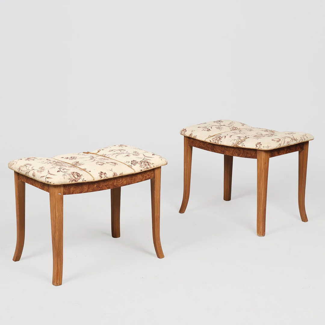 Et par skamler af bemalet bøgetræ med blomstret betræk, dansk møbelproducent, 1930/40'erne (2). — Armchairs & Chairs — Palsgaard Kunstauktioner